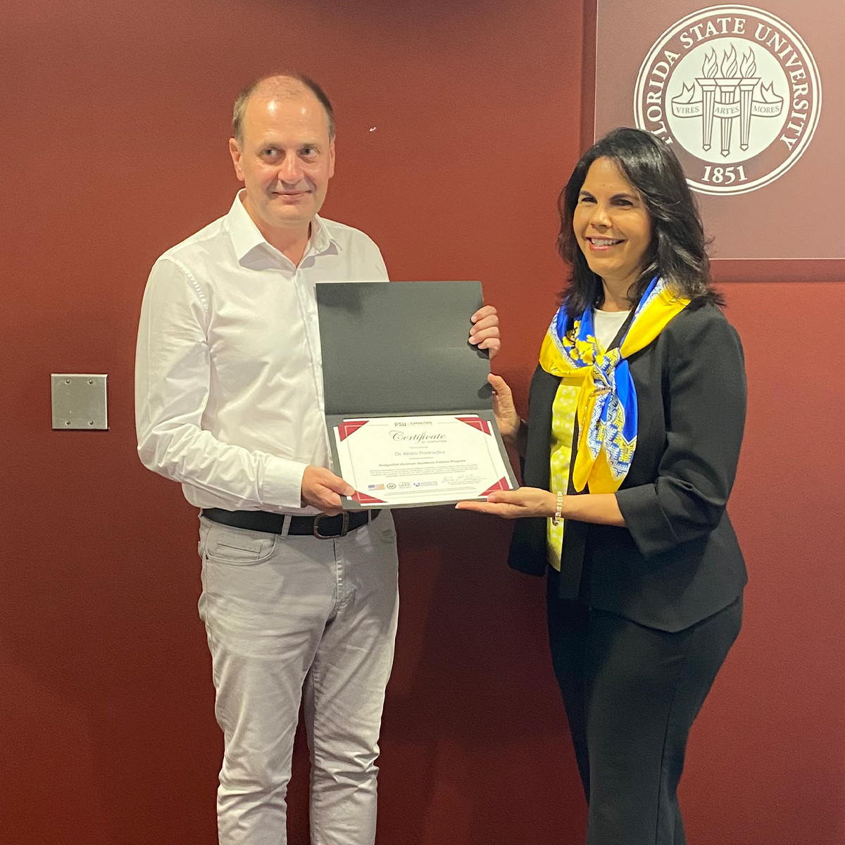 "Dr. Andrii Roskalda receiving a certificate from Dr. Vilma Fuentes"