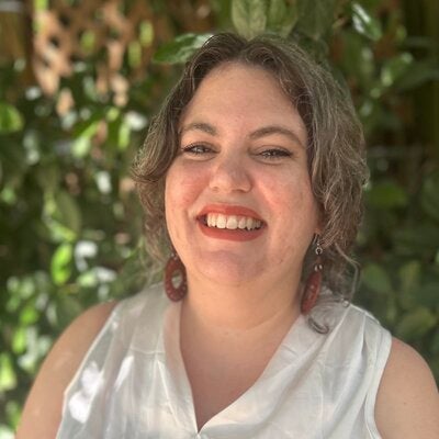 Head shot of LSI employee Julie Perry